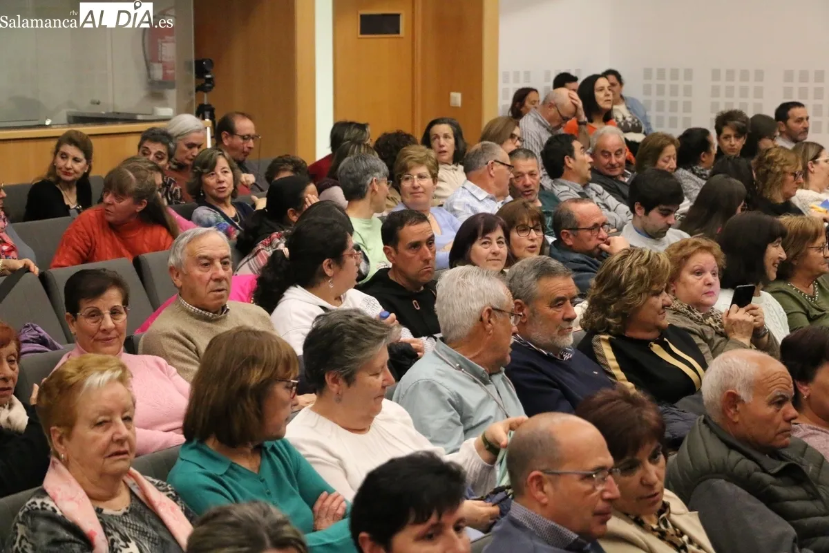 El público de Vitigudino disfrutó con Teatrezzo y la representación de 'El nombre'  / CORRAL