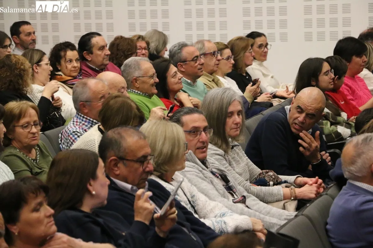 El público de Vitigudino disfrutó con Teatrezzo y la representación de 'El nombre'  / CORRAL