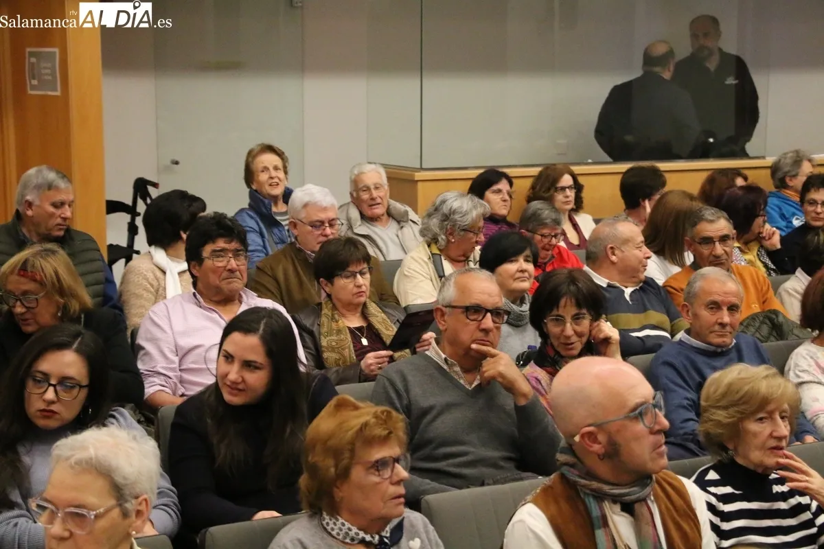 El público de Vitigudino disfrutó con Teatrezzo y la representación de 'El nombre'  / CORRAL