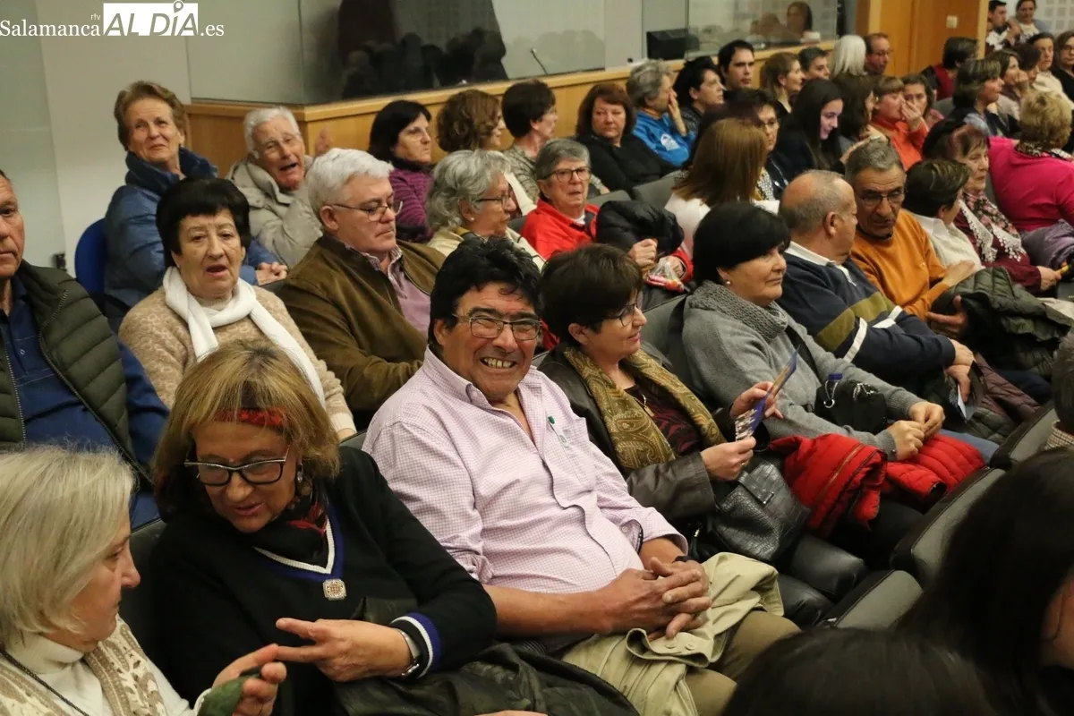 El público de Vitigudino disfrutó con Teatrezzo y la representación de 'El nombre'  / CORRAL