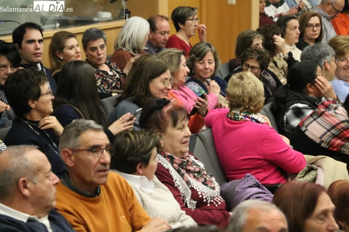 El público de Vitigudino disfrutó con Teatrezzo y la representación de 'El nombre'  / CORRAL