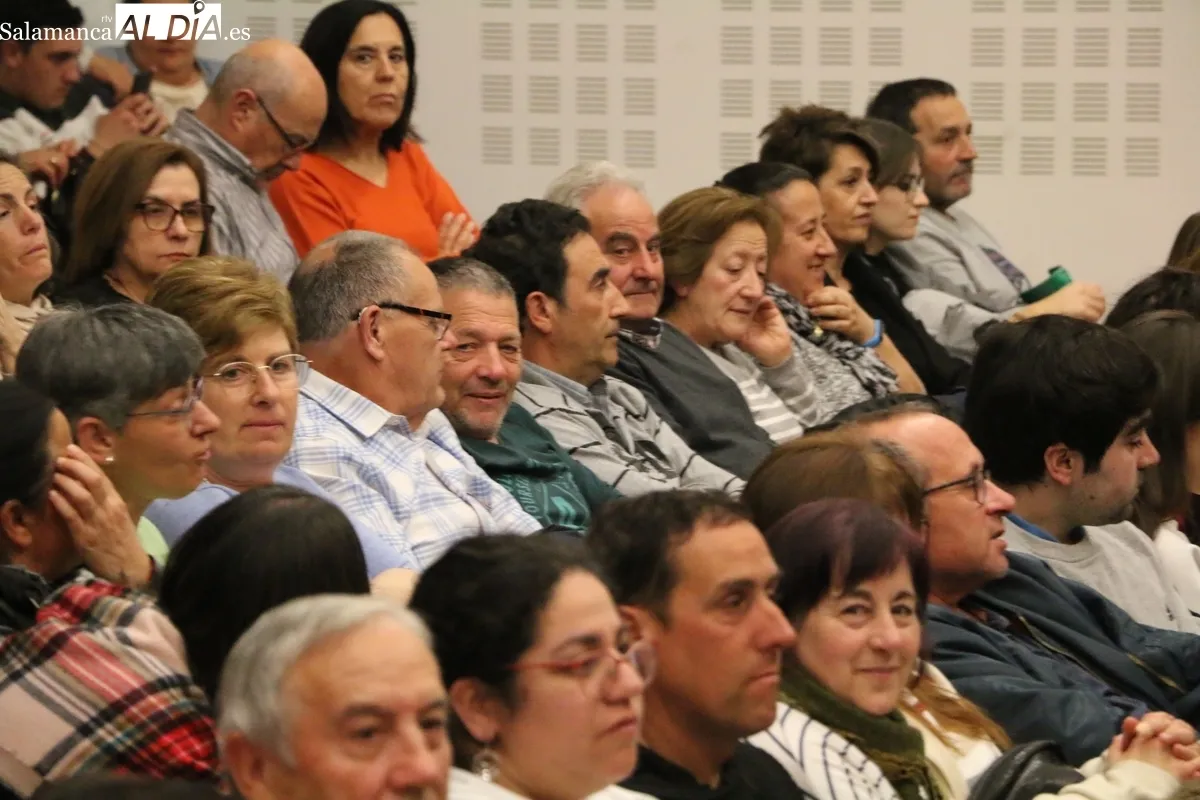 El público de Vitigudino disfrutó con Teatrezzo y la representación de 'El nombre'  / CORRAL