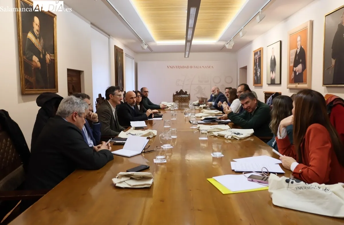 Momento de la firma del convenio en la sala del Rectorado de la Usal  