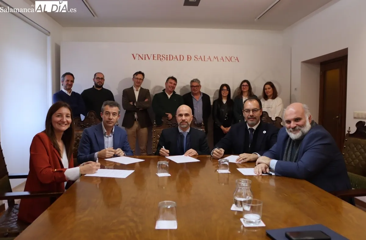 Momento de la firma del convenio en la sala del Rectorado de la Usal  