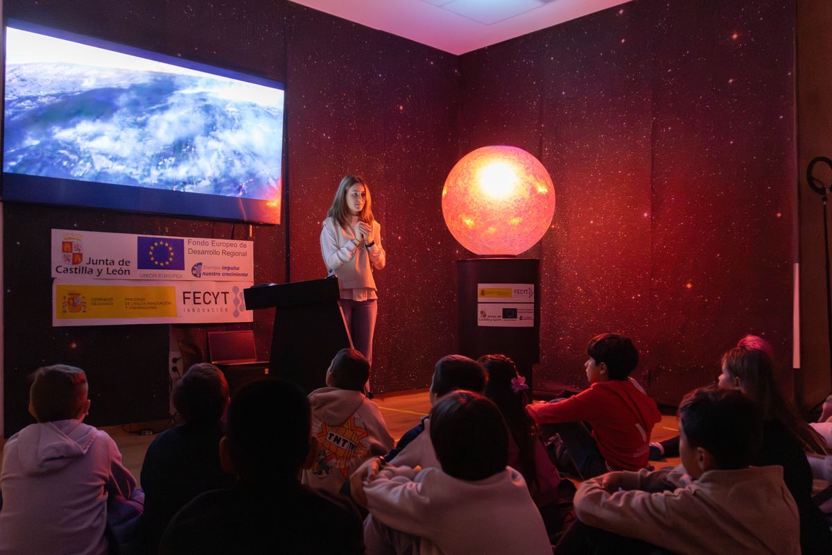 Escolares salmantinos observan la huella de la humanidad en el planeta gracias a ‘Science on Sphere’