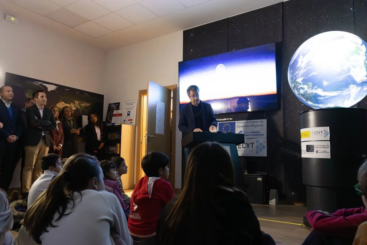 Exhibición interactiva ‘Science on Sphere’, presentada en la Facultad de Educación de  la USAL