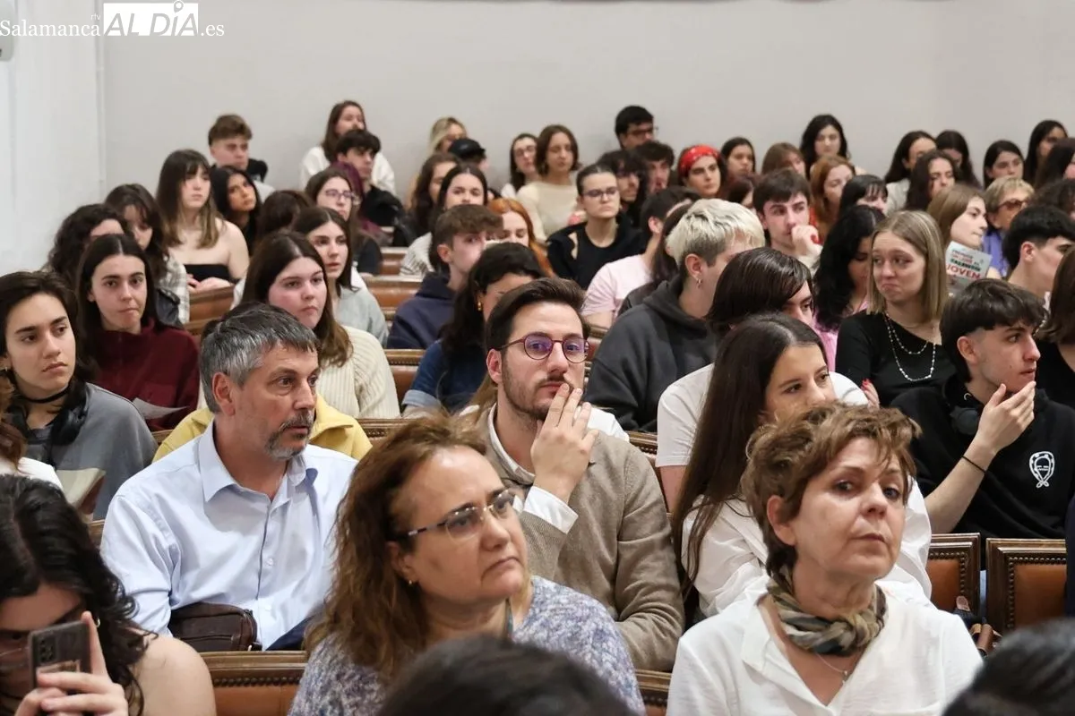 Javier Alvariño, Premio Goya a la Mejor Dirección de Arte, protagonista del Aula Alumni de la Cultura de Alumni-USAL. Fotos: David Sañudo