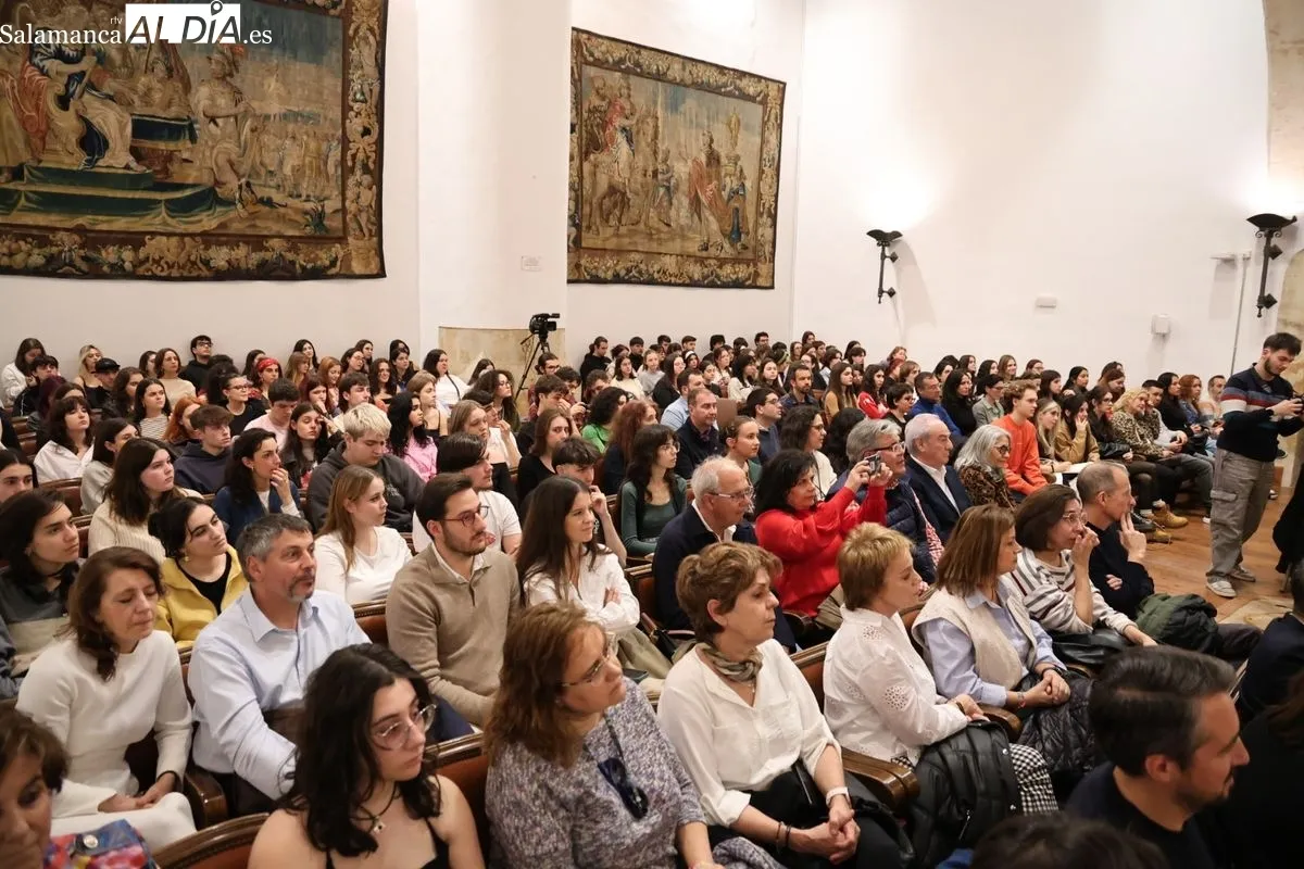 Javier Alvariño, Premio Goya a la Mejor Dirección de Arte, protagonista del Aula Alumni de la Cultura de Alumni-USAL. Fotos: David Sañudo