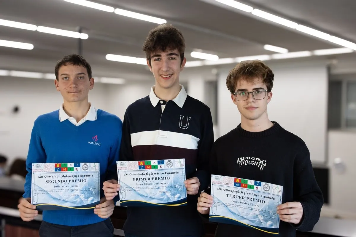 Julio Vivas García, Diego Alonso y Jaime Pablos Tavera en la fase local de la LXI Olimpiada Matemática