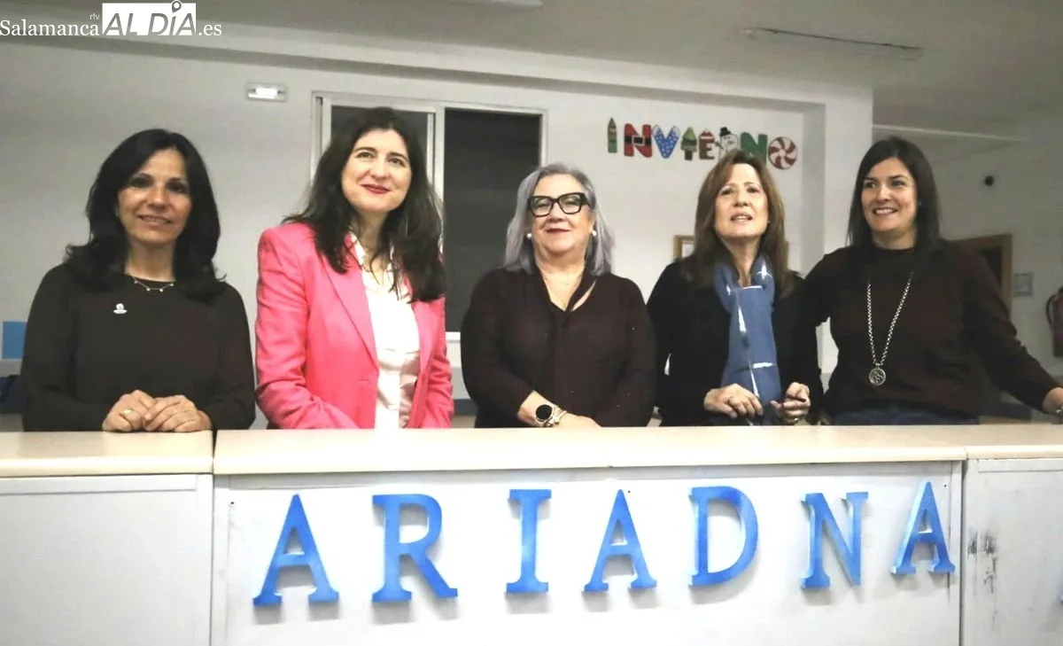 La concejala de Familia e Igualdad de Oportunidades, Miryam Rodríguez, y la presidenta de la Asociación Ariadna, Carmen Calvo, junto a otras integrantes de esta entidad. Foto de David Domínguez