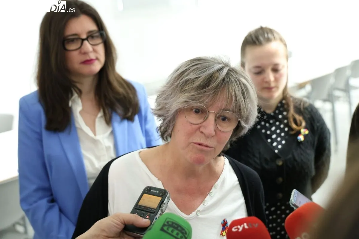 Mari Paz Mateos, miembro de la Asociación Síndrome de Asperger-TEA de Salamanca, informan en el Día Internacional del Síndrome de Asperger. Foto de David Sañudo