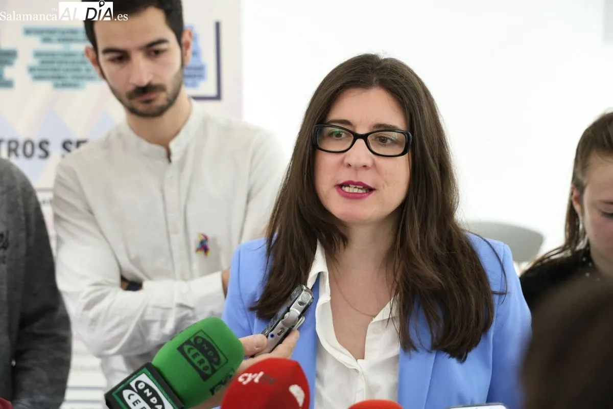 La concejala de Familia e Igualdad de Oportunidades, Miryam Rodríguez, informa del apoyo a la Asociación Síndrome de Asperger-TEA de Salamanca. Foto de David Sañudo