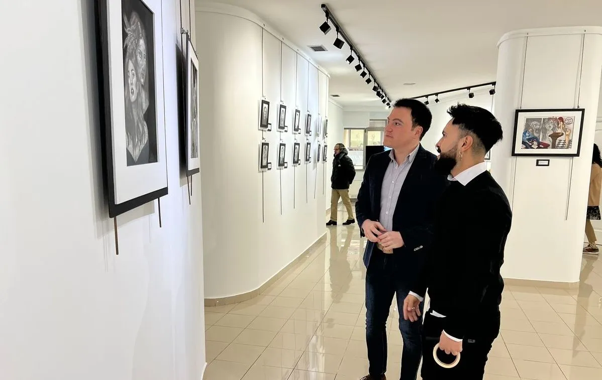 El artista Sebastián Machado junto al concejal de Juventud, Pedro Martínez, en el Espacio Joven de Salamanca