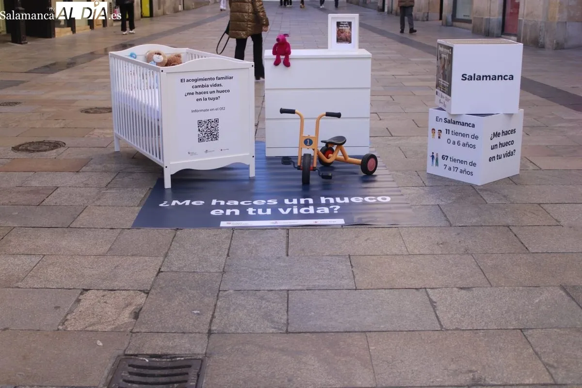 La Junta y Cruz Roja han lanzado una impactante iniciativa en Salamanca: la recreación de una habitación de bebé en plena Plaza del Liceo. Foto de Ángel Puma