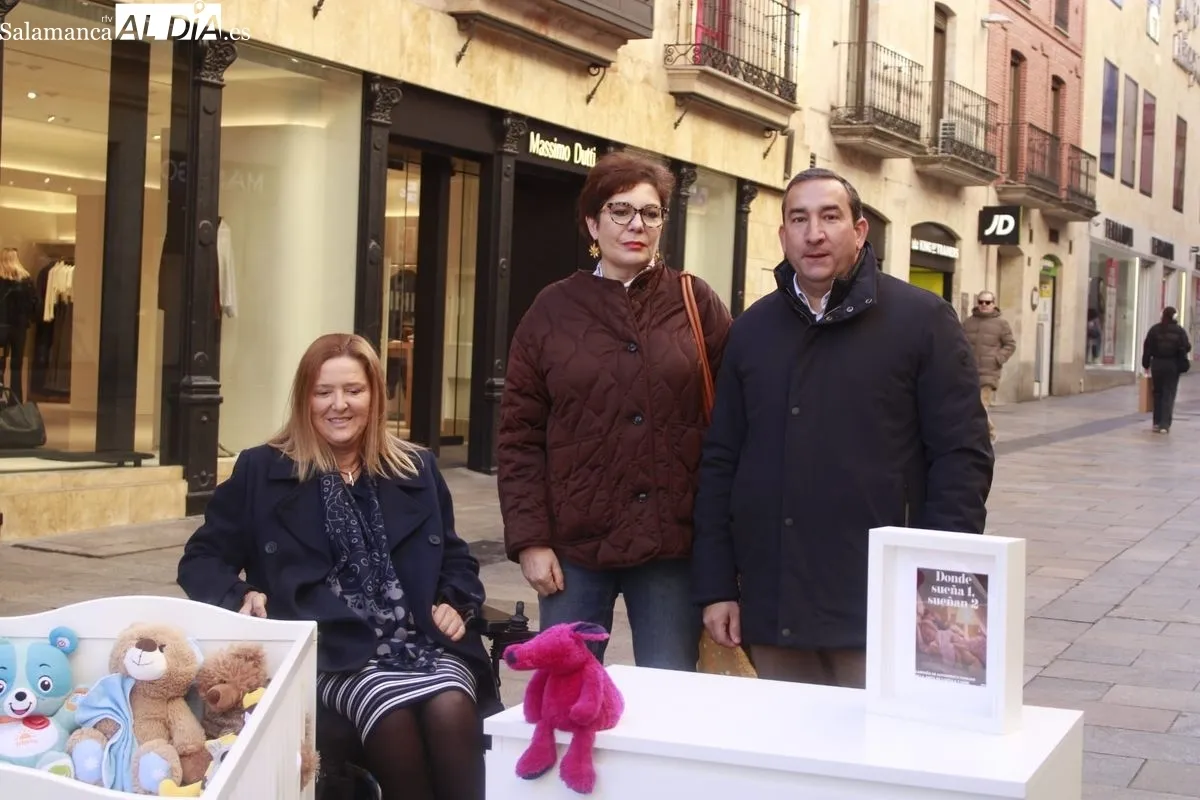 La Junta y Cruz Roja han lanzado una impactante iniciativa en Salamanca: la recreación de una habitación de bebé en plena Plaza del Liceo. Foto de Ángel Puma