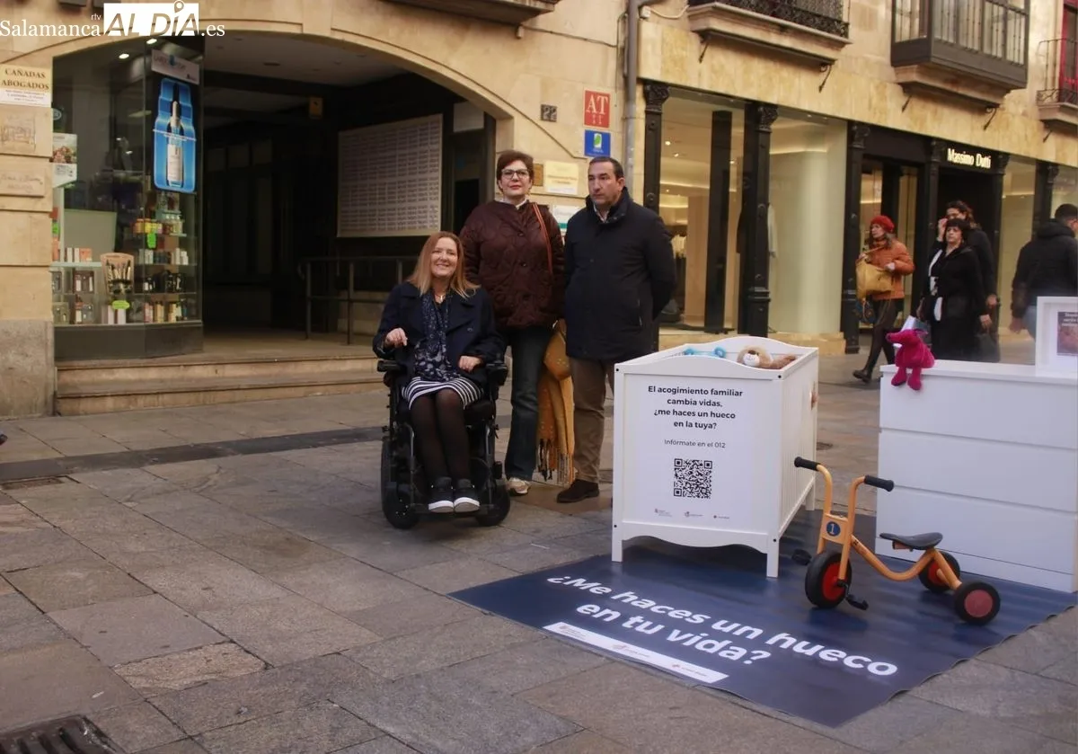 La Junta y Cruz Roja han lanzado una impactante iniciativa en Salamanca: la recreación de una habitación de bebé en plena Plaza del Liceo. Foto de Ángel Puma