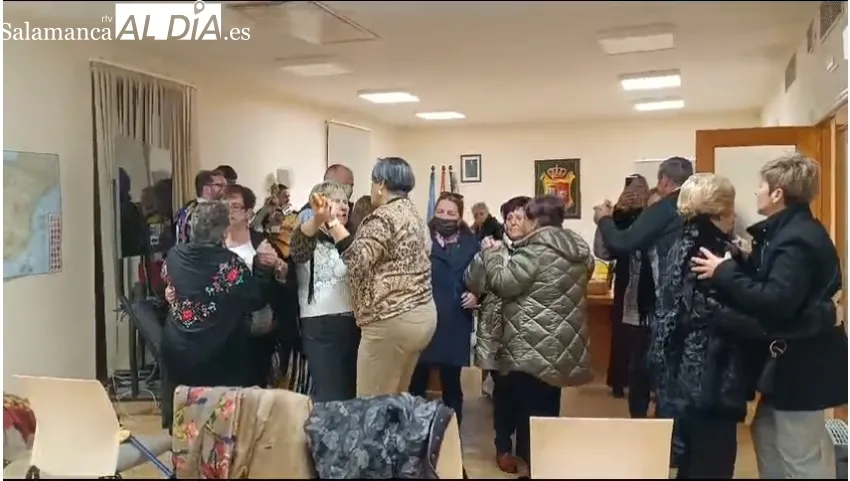 Momentos de la entrega del bastón de mando municipal a las águedas 