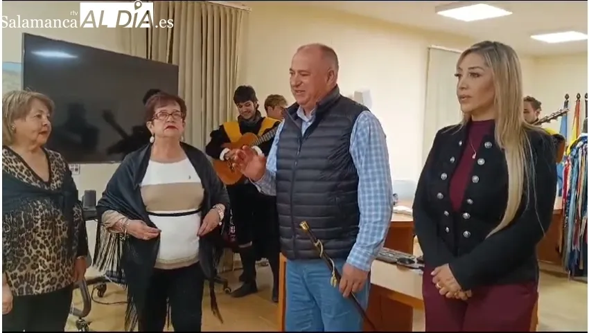 Momentos de la entrega del bastón de mando municipal a las águedas 
