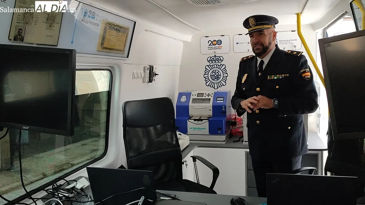 Foto 4 - La Polic&iacute;a Nacional presenta la unidad m&oacute;vil encargada de la renovaci&oacute;n del DNI en los pueblos de la provincia