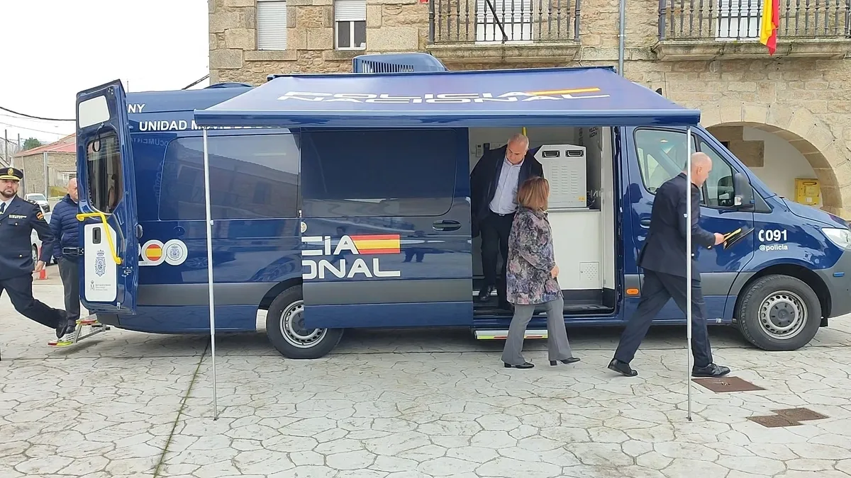 Foto 3 - La Polic&iacute;a Nacional presenta la unidad m&oacute;vil encargada de la renovaci&oacute;n del DNI en los pueblos de la provincia