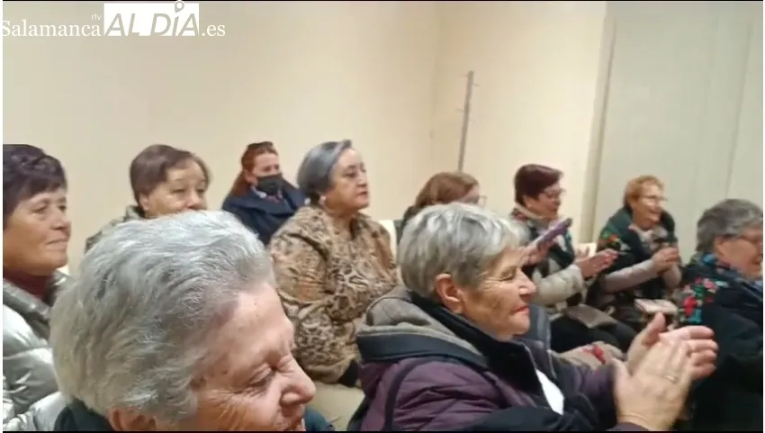 Momentos de la entrega del bastón de mando municipal a las águedas 