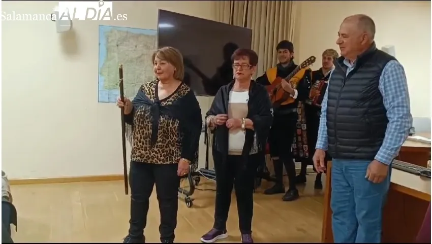 Momentos de la entrega del bastón de mando municipal a las águedas 