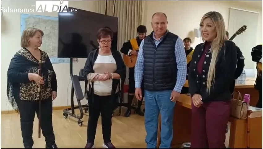 Momentos de la entrega del bastón de mando municipal a las águedas 