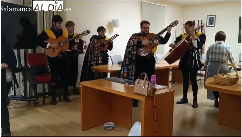 Momentos de la entrega del bastón de mando municipal a las águedas 