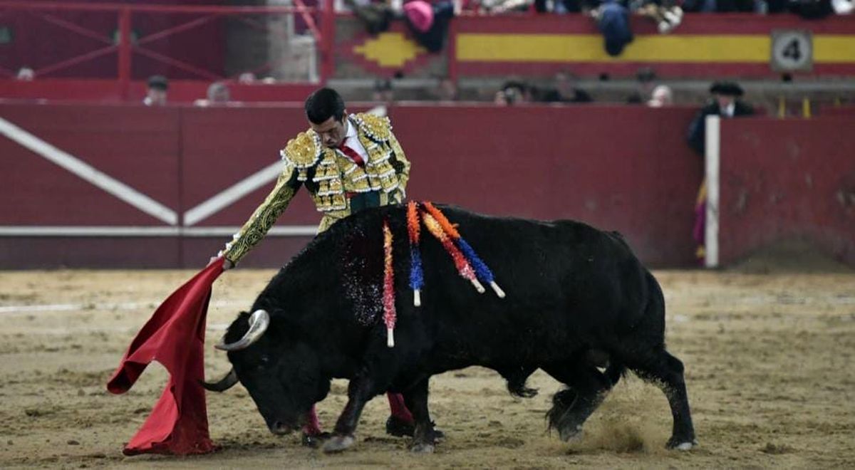 Emilio de Justo sale a hombros en Valdemorillo tras cortar las dos orejas a un toro de Valdemorillo