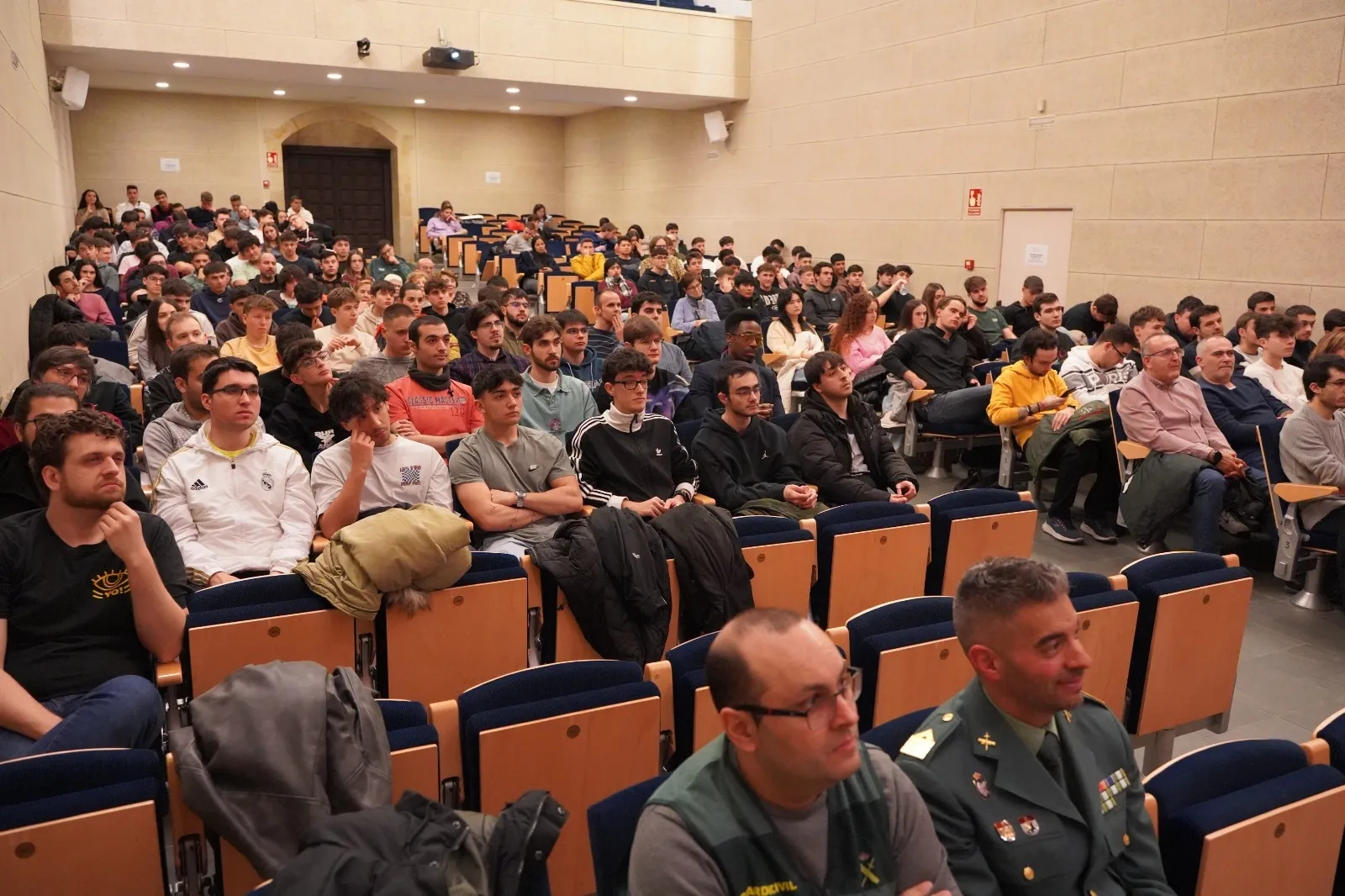 La Guardia Civil de Salamanca muestra a los estudiantes de Informática las tendencias y mejores prácticas sobre ciberseguridad