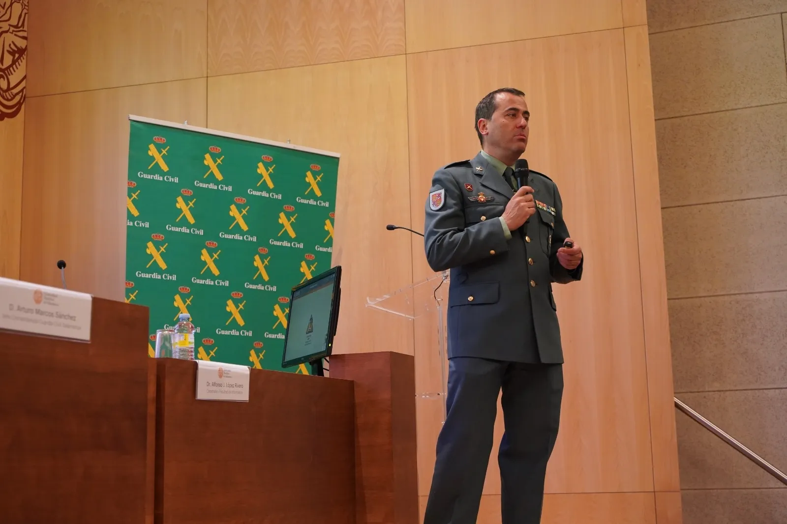 La Guardia Civil de Salamanca muestra a los estudiantes de Informática las tendencias y mejores prácticas sobre ciberseguridad