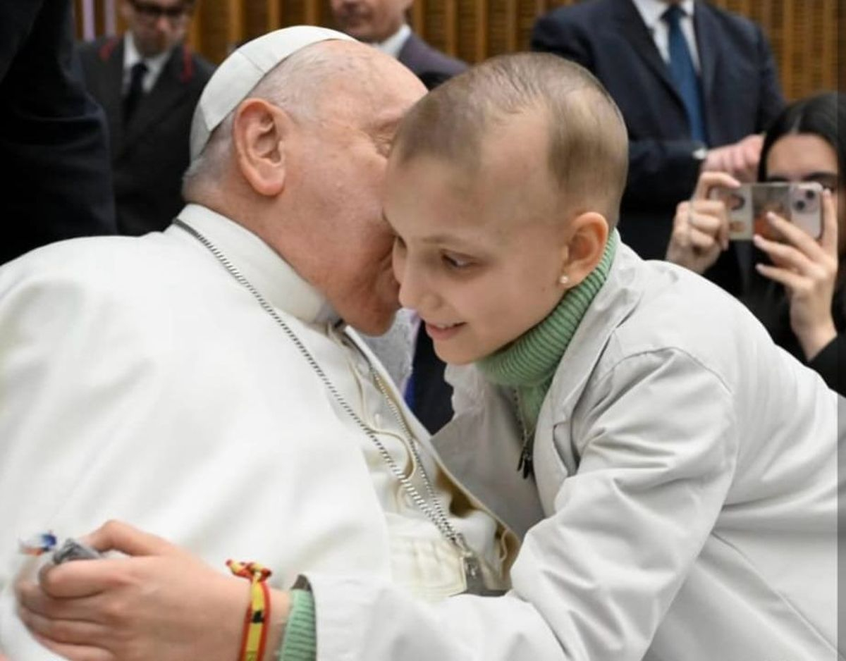 Encuentro de M4ría, la Princesa Guerrera Futbolera salmantina, con el Papa Francisco