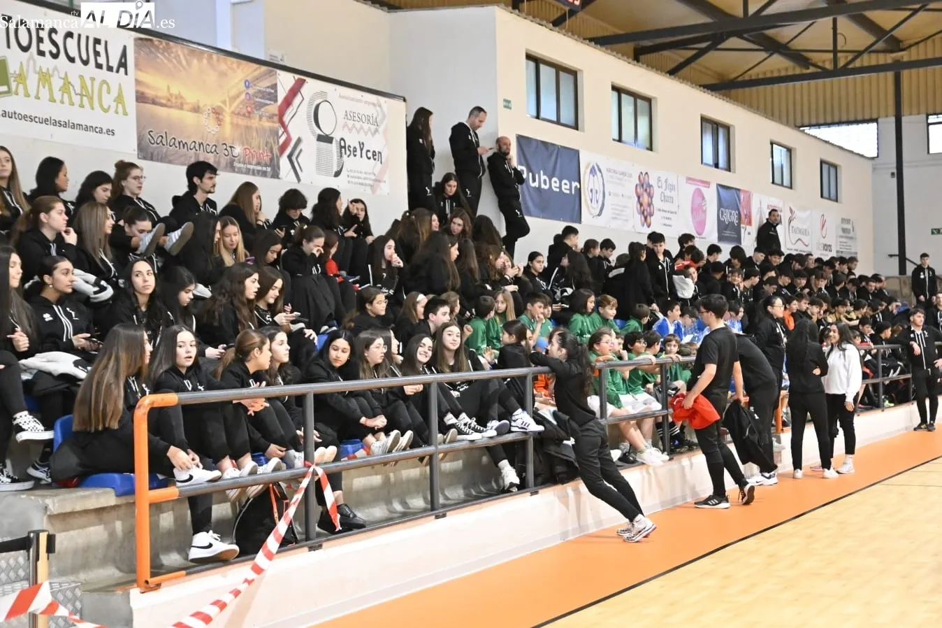 Foto 2 - Cerca de 240 jugadores de 11 equipos del BM Salamanca se presentan en familia en el R&iacute;o Tormes (GALER&Iacute;A DE FOTOS)
