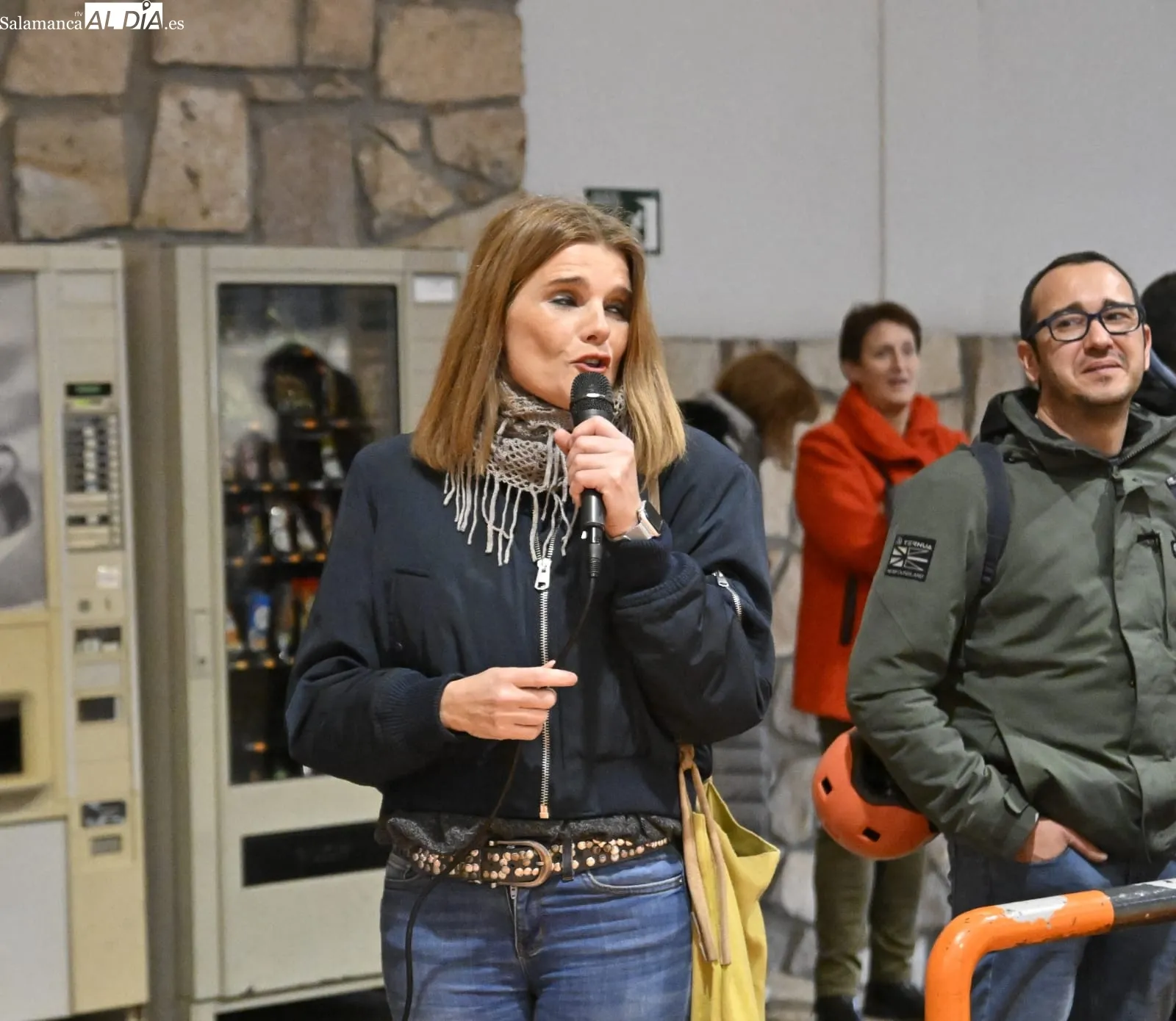 Foto 3 - Cerca de 240 jugadores de 11 equipos del BM Salamanca se presentan en familia en el R&iacute;o Tormes (GALER&Iacute;A DE FOTOS)
