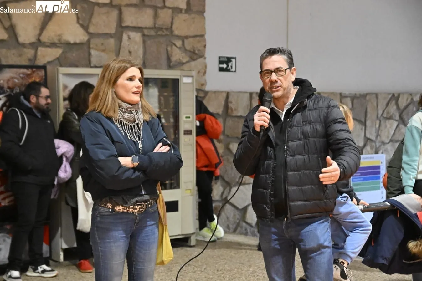 Foto 5 - Cerca de 240 jugadores de 11 equipos del BM Salamanca se presentan en familia en el R&iacute;o Tormes (GALER&Iacute;A DE FOTOS)