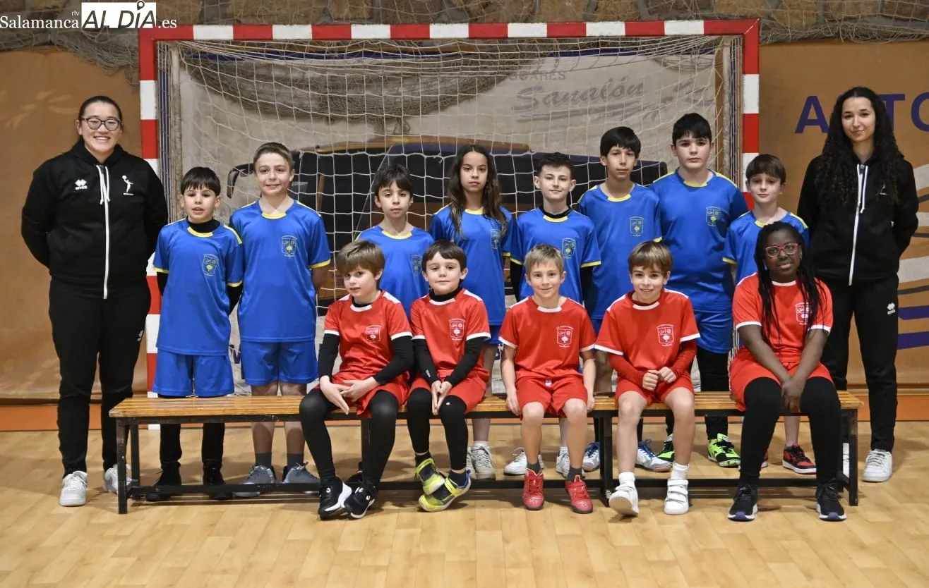 Foto 7 - Cerca de 240 jugadores de 11 equipos del BM Salamanca se presentan en familia en el R&iacute;o Tormes (GALER&Iacute;A DE FOTOS)