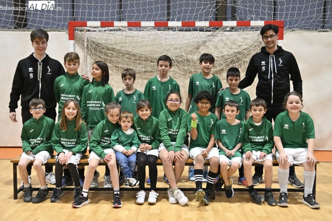 Foto 8 - Cerca de 240 jugadores de 11 equipos del BM Salamanca se presentan en familia en el R&iacute;o Tormes (GALER&Iacute;A DE FOTOS)