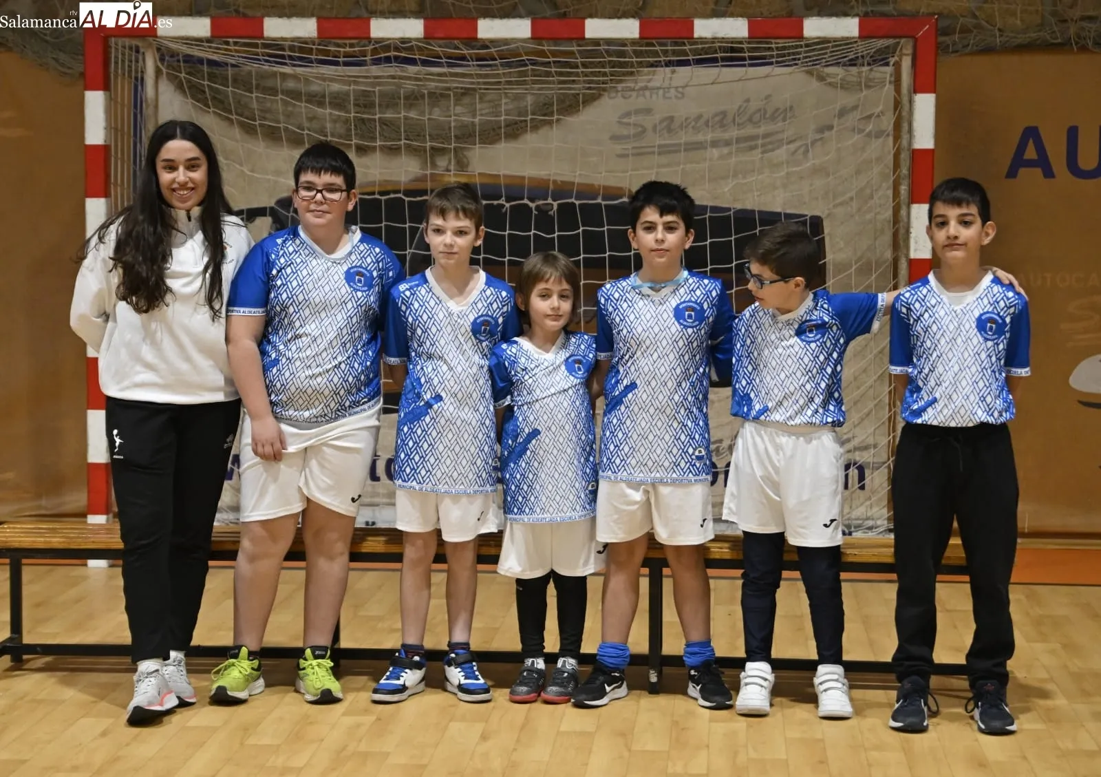Foto 9 - Cerca de 240 jugadores de 11 equipos del BM Salamanca se presentan en familia en el R&iacute;o Tormes (GALER&Iacute;A DE FOTOS)