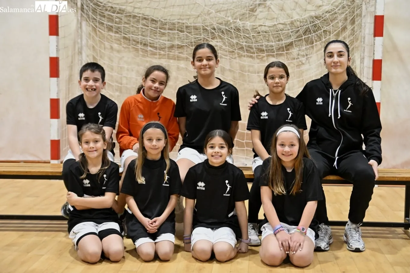 Foto 10 - Cerca de 240 jugadores de 11 equipos del BM Salamanca se presentan en familia en el R&iacute;o Tormes (GALER&Iacute;A DE FOTOS)
