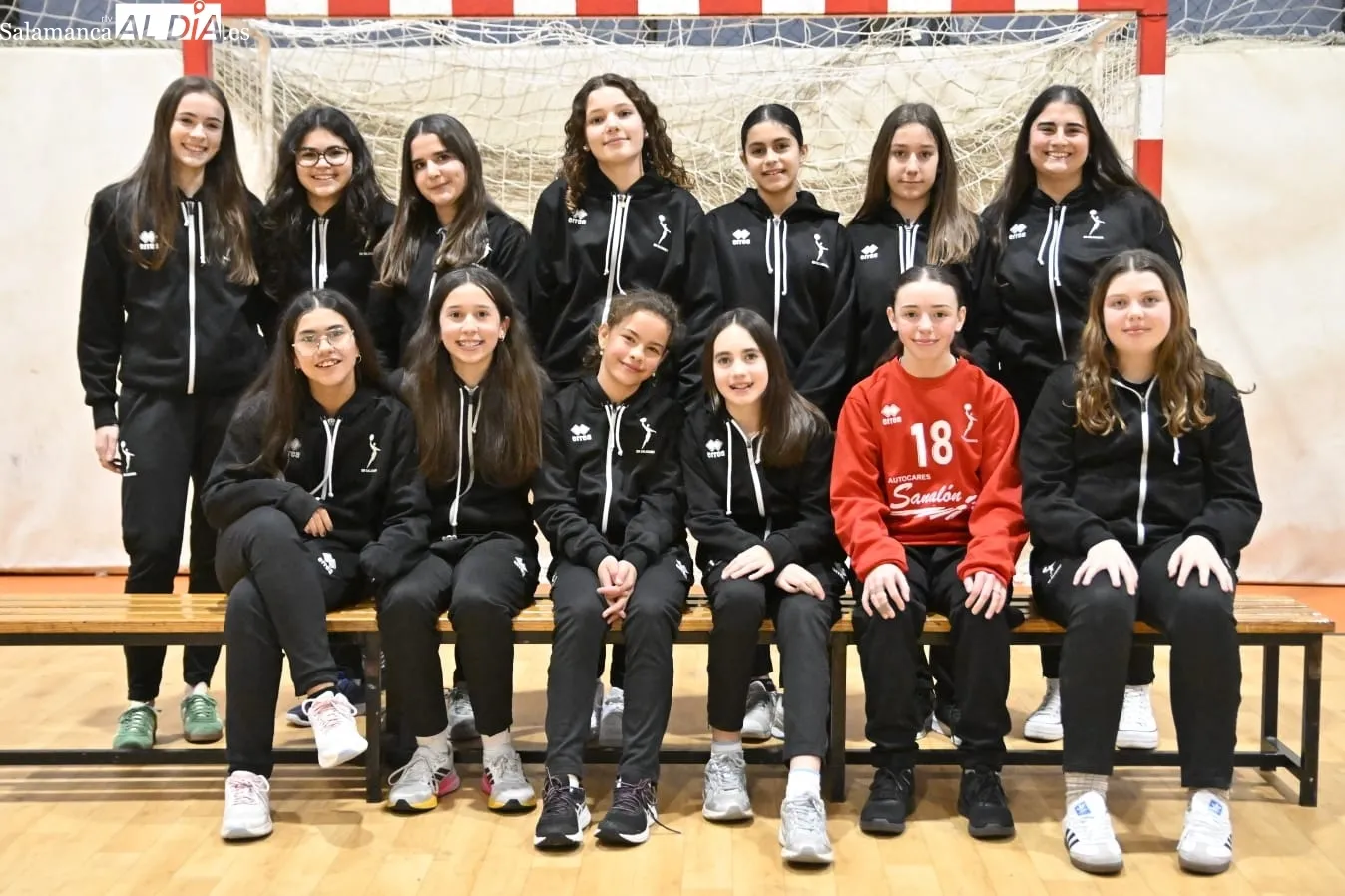 Foto 12 - Cerca de 240 jugadores de 11 equipos del BM Salamanca se presentan en familia en el R&iacute;o Tormes (GALER&Iacute;A DE FOTOS)
