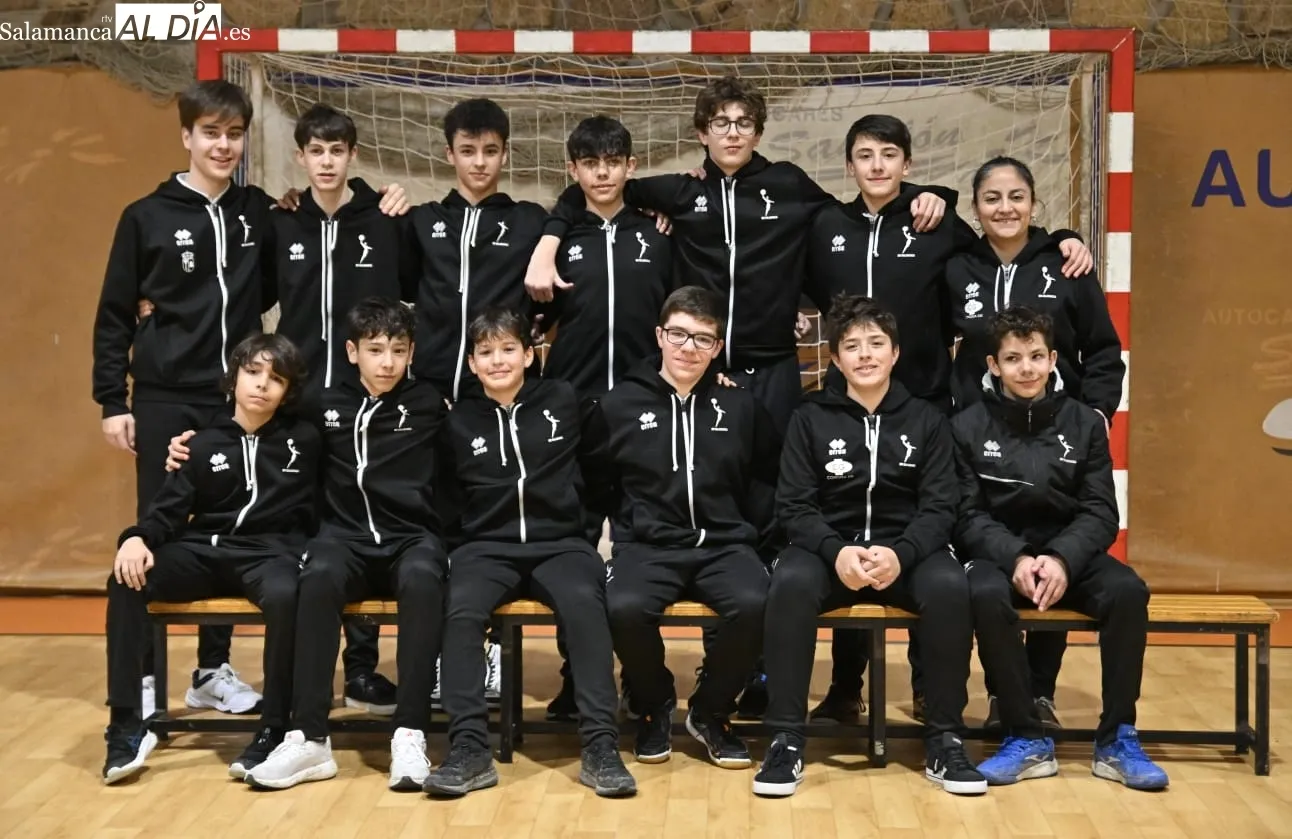 Foto 13 - Cerca de 240 jugadores de 11 equipos del BM Salamanca se presentan en familia en el R&iacute;o Tormes (GALER&Iacute;A DE FOTOS)