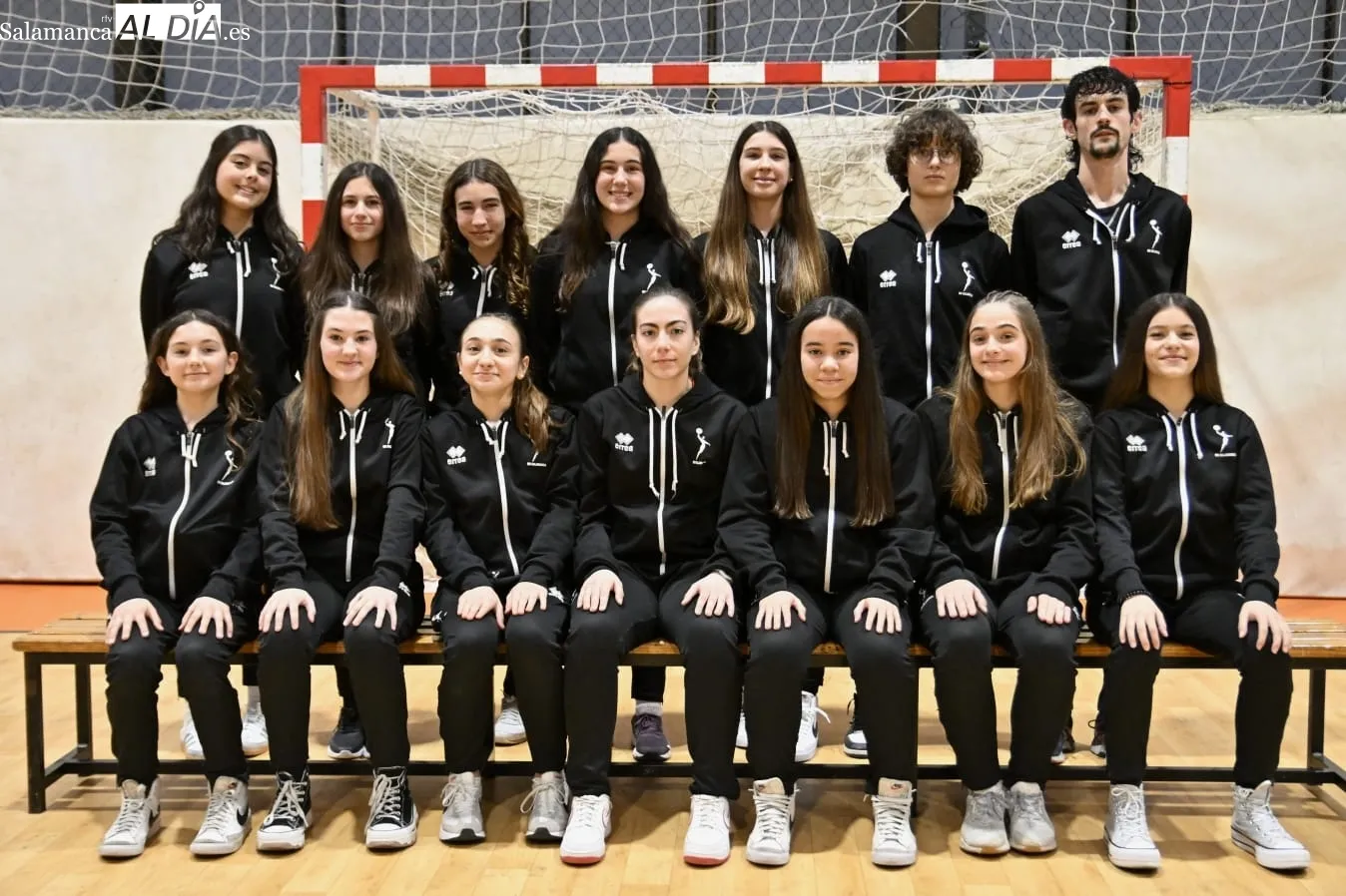 Foto 14 - Cerca de 240 jugadores de 11 equipos del BM Salamanca se presentan en familia en el R&iacute;o Tormes (GALER&Iacute;A DE FOTOS)