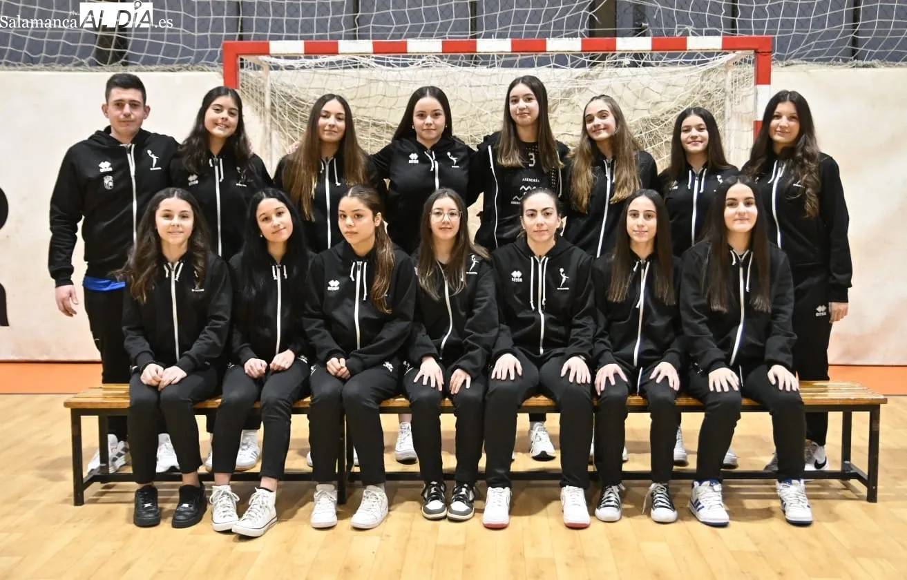 Foto 16 - Cerca de 240 jugadores de 11 equipos del BM Salamanca se presentan en familia en el R&iacute;o Tormes (GALER&Iacute;A DE FOTOS)