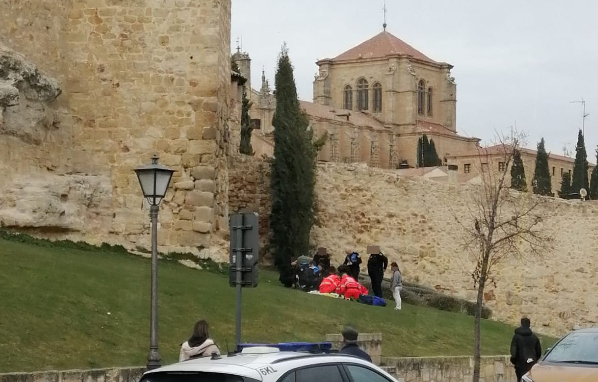 Un joven cae desde la muralla del Huerto de Calixto y Melibea en Salamanca