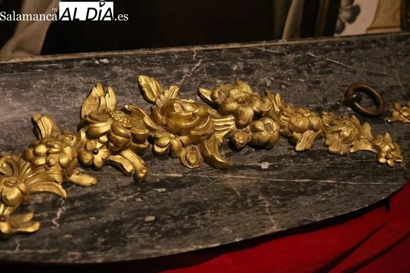 Foto 17 - Santa Teresa de Jes&uacute;s: su urna de plata, obra maestra del siglo XVIII, en veneraci&oacute;n p&uacute;blica