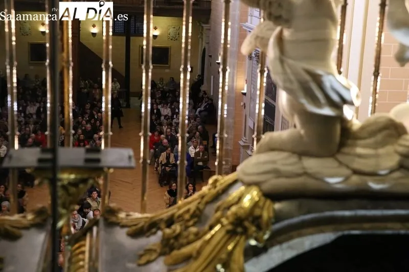 Foto 15 - Santa Teresa de Jes&uacute;s: su urna de plata, obra maestra del siglo XVIII, en veneraci&oacute;n p&uacute;blica