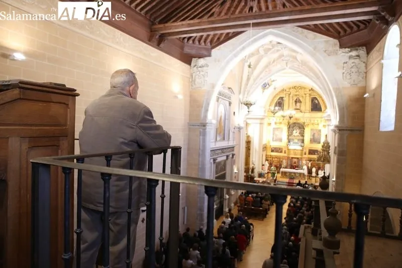 Foto 13 - Santa Teresa de Jes&uacute;s: su urna de plata, obra maestra del siglo XVIII, en veneraci&oacute;n p&uacute;blica