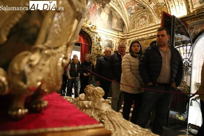 Foto 9 - Santa Teresa de Jes&uacute;s: su urna de plata, obra maestra del siglo XVIII, en veneraci&oacute;n p&uacute;blica