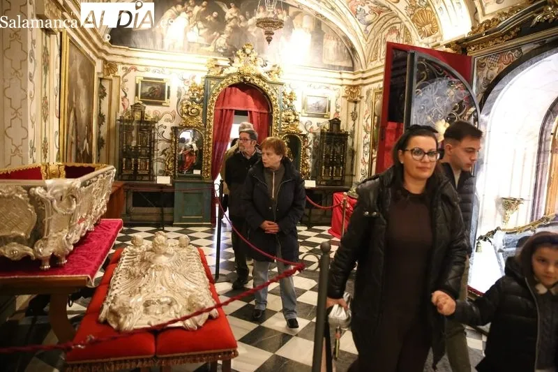 Foto 7 - Santa Teresa de Jes&uacute;s: su urna de plata, obra maestra del siglo XVIII, en veneraci&oacute;n p&uacute;blica