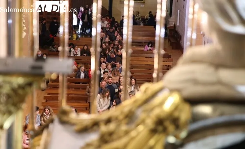 Foto 5 - Santa Teresa de Jes&uacute;s: su urna de plata, obra maestra del siglo XVIII, en veneraci&oacute;n p&uacute;blica